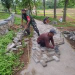 Babinsa Koramil 2302/Bojonegara Giat Karbak Pemasangan Paving Block