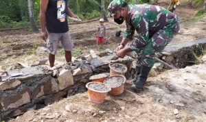 Babinsa Koramil 2306/Mancak Giat Karbak Pembuatan Tanggul Penahan Tanah