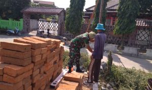 Babinsa Koramil 2302/Bojonegara Giat Karbak Pemasangan Pondasi