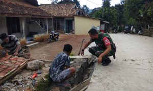 Babinsa Koramil 2306/Mancak Giat Karbak Pembuatan Parit Jalan