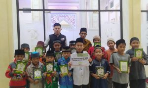 Anak – Anak Masjid Air Kura – Kura Giat Baca Qur’an Tiap Ba’da Magrib.