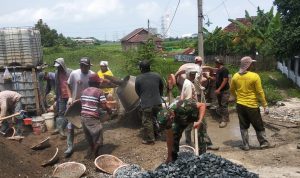 Babinsa Koramil 2302/Bojonegara Giat Karbak Gotong Royong