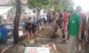 Babinsa Koramil 2302/Bojonegara Giat Karbak Pemasangan Paving Block