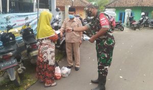 Babinsa Koramil 2306/Mancak Bintahwil Giat Pembagian Masker