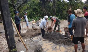 Babinsa Koramil 2306/Mancak Giat Karbak Membantu Pemindahan Material Bangunan