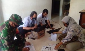 Anggota Koramil 2301/Cilegon Giat Puan Ter Mendata Masyarakat Kurang Mampu