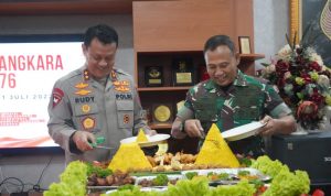 Beri Kejutan HUT Bhayangkara Ke 76 , Danrem 064/MY bersama Pimpinan Staf Korem Sambangi Markas Polda Banten