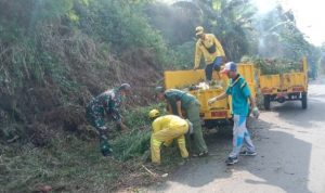 Babinsa Koramil 2303/Pulomerak Karbak Membersihkan Jalan