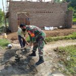 Babinsa Koramil 2302/Bojonegara Giat Karbak Membantu Pembuatan Rumah Warga