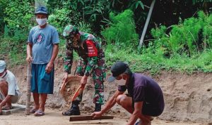 Babinsa Koramil 2306/Mancak Giat Karbak Membantu Pemasangan Paving Blok