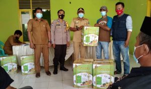 Upaya Tingkatkan Perekonomian Warga, Pemdes Lentu Jeneponto Serahkan Bantuan Hand Sprayer