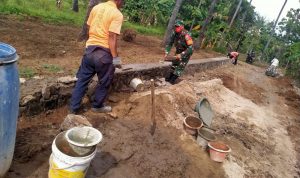 Babinsa Koramil 2307/Ciwandan Giat Karbak Pembangunan Pondasi Pagar