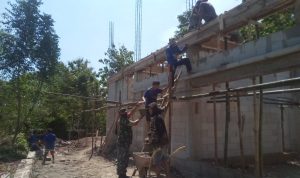 Babinsa Koramil 2304/Anyar Giat Karbak Pembangunan Rumah Warga