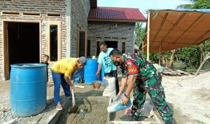 Babinsa Koramil 2306/Mancak Giat Karbak Pembuatan Pondasi