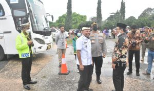 Kedatangan Jamaah Haji Lamtim di Sambut Bupati Dawam Rahardjo