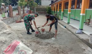 Babinsa Koramil 2304/Anyar Giat Karbak Pembangunan Pagar Sekolah