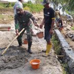 Babinsa Koramil 2306/Mancak Giat Karbak Pembuatan Drainase