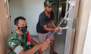 Babinsa Koramil 2302/Bojonegara Giat Karbak Renovasi Rumah Warga