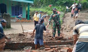 Babinsa Koramil 2306/Mancak Giat Karbak Pembuatan Drainase