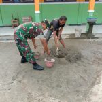 Babinsa Koramil 2304/Anyar Giat Karbak Pembangunan Pagar Sekolah