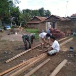 Babinsa Koramil 2302/Bojonegara Giat Karbak Membantu Pembuatan Rumah Warga