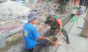 Babinsa Koramil 2304/Anyar Giat Karbak Pembangunan Drainase