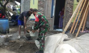 Babinsa Koramil 2302/Bojonegara Giat Karbak Membantu Pembuatan Rumah Warga