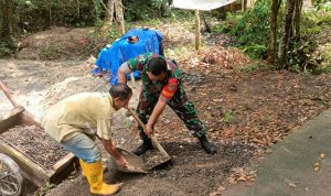 Babinsa Koramil 2306/Mancak Giat Karbak Pembersihan Tepi Jalan