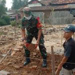 Babinsa Koramil 2306/Mancak, Giat Karbak Pembuatan Pondasi Rumah Warga