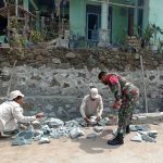 Babinsa Koramil 2302/Bojonegara, Giat Karbak Gotong Royong Pengecoran Jalan