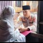 Kapolres Maros AKBP Awaludin Amin Sik memberikan santunan kepada warga kecamatan Bontoa,Jumat (12/8/2022)