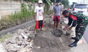 Babinsa Koramil 2302/Bojonegara, Giat Karbak Membantu Renovasi Rumah Warga