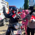 Semarak Kemerdekaan,Polwan Bagi Bendera Dan Masker Kemerdekaan Di Maros