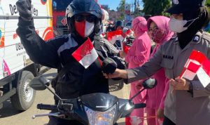 Semarak Kemerdekaan,Polwan Bagi Bendera Dan Masker Kemerdekaan Di Maros