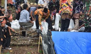 Azwar Hadi Wabup Lamtim Mengapresiasi Acara Tebar Benih Ikan di Sungai Laburtu