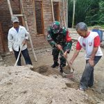 Babinsa Koramil 2306/Mancak, Giat Karbak Pembuatan Rumah Warga