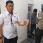 Kasat Narkoba Polres Maros AKP Aswan Afandi melakukan tes urine Narkoba