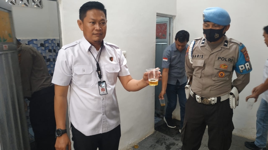 Kasat Narkoba Polres Maros AKP Aswan Afandi melakukan tes urine Narkoba