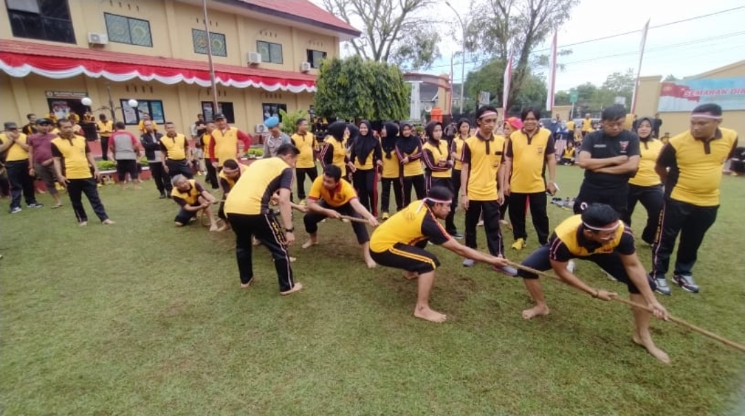 Personil Polres Maros mengikuti lomba tarik tambang dalam rangka semarak kemerdekaan