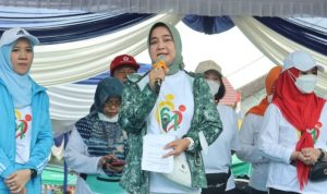 Ketua TP PKK Provinsi Lampung Riana Sari Arinal Lepas Peserta Jalan Sehat HUT ke-61 IKWI