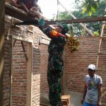 Babinsa Koramil 2305/Cinangka, Giat Karbak Pembangunan Rumah Warga