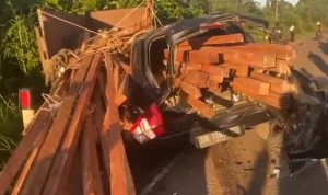 Dump Truk VS Mini Bus di Desa Tirem, 1 Orang Meninggal Dunia