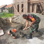 Babinsa Koramil 2302/Bojonegara, Giat Karbak Pembuatan Rumah Warga