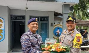 Kejutan Kapolsek Tempilang pada Momen Peringatan HUT ke 77 TNI AL