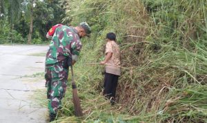 Babinsa Koramil 2304/Anyar, Giat Karbak Pembersihan Jalan Poros