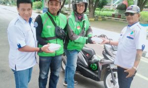 Berbagi di Jum’at Berkah DPC AJOI Kota Metro Berikan Ratusan Nasi Kota pada Warga