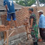 Babinsa Koramil 2305/Cinangka, Giat Karbak Pembangunan Rumah Warga