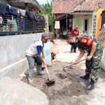 Babinsa Koramil 2303/Pulomerak, Karbak Membangun Rumah Warga