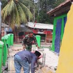 Babinsa Koramil 2304/Anyar, Giat Karbak Pembuatan Pagar Masjid