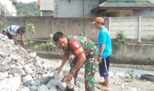 Babinsa Koramil 2303/Pulomerak, Karbak Membantu Meratakan Puing